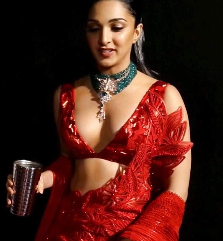 Kiara Advani- Busty Indian Celeb in Sexy Outfit at India Couture 2 of 22 pics