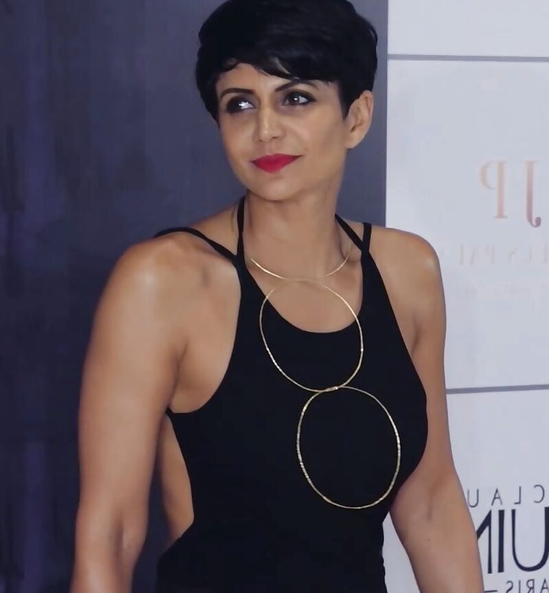 Mandira Bedi- Indian Babe Glamorous in Backless Revealing Outfit 1 of 12 pics