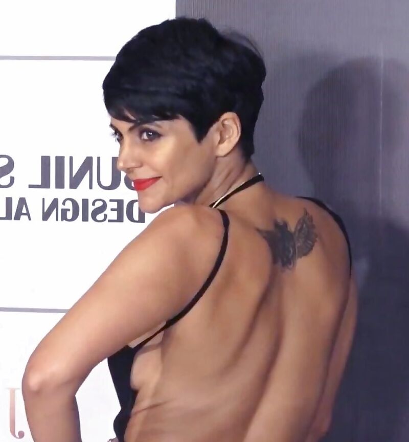 Mandira Bedi- Indian Babe Glamorous in Backless Revealing Outfit 8 of 12 pics