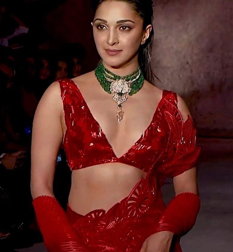 Kiara Advani- Busty Indian Celeb in Sexy Outfit at India Couture 11 of 22 pics