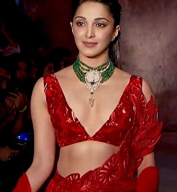 Kiara Advani- Busty Indian Celeb in Sexy Outfit at India Couture 13 of 22 pics