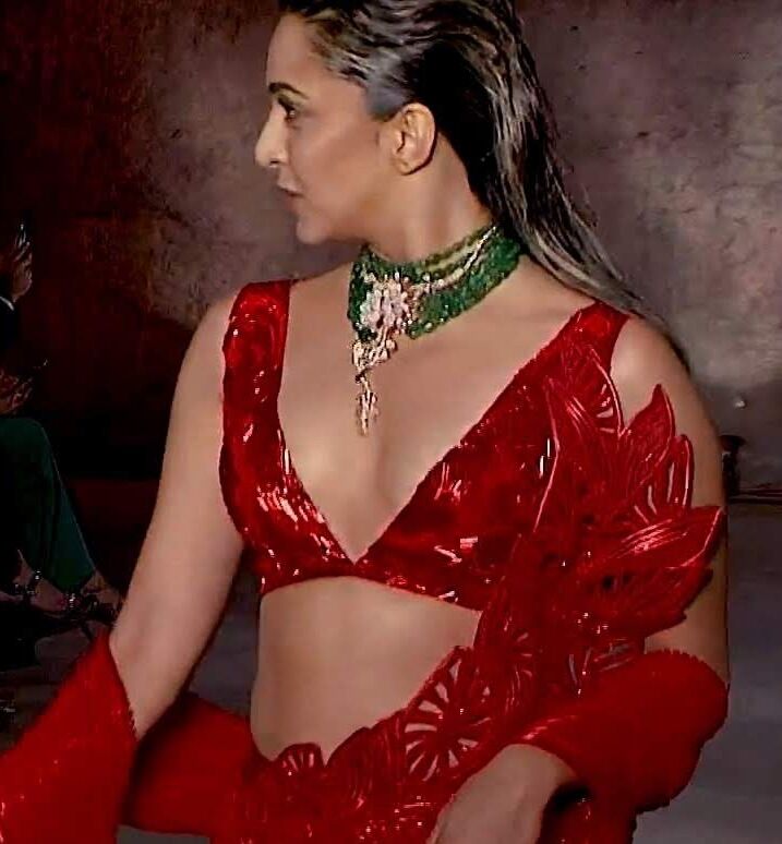 Kiara Advani- Busty Indian Celeb in Sexy Outfit at India Couture 7 of 22 pics