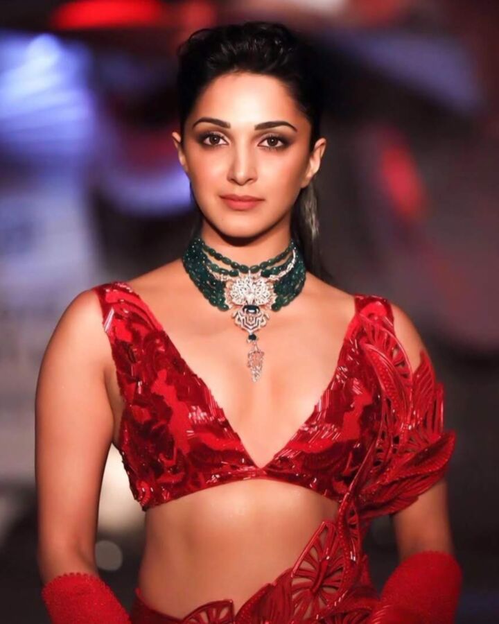 Kiara Advani- Busty Indian Celeb in Sexy Outfit at India Couture 14 of 22 pics