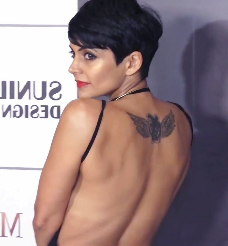 Mandira Bedi- Indian Babe Glamorous in Backless Revealing Outfit 9 of 12 pics