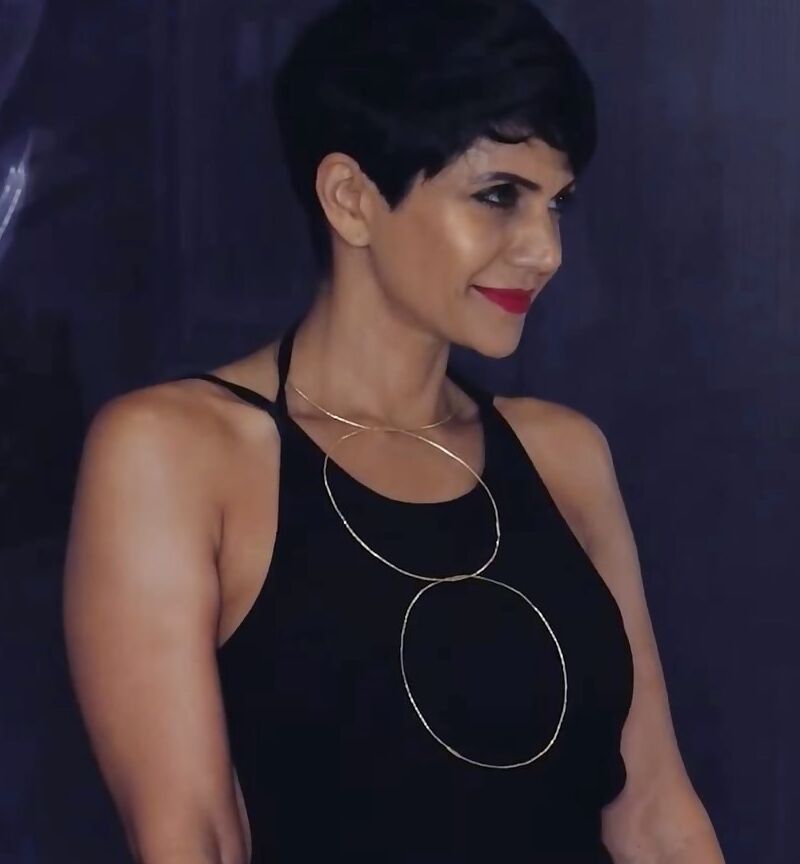 Mandira Bedi- Indian Babe Glamorous in Backless Revealing Outfit 2 of 12 pics