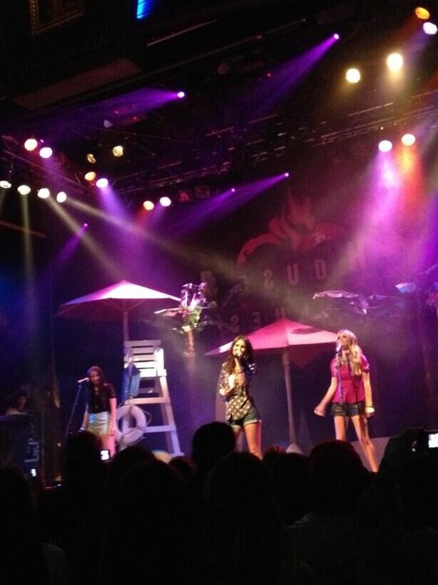 Victoria Justice at the House of Blues in LA 13 of 15 pics