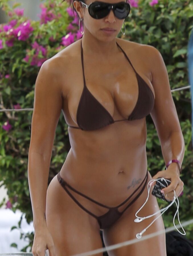 Vida Guerra in Bikini at her hotel in Maui 1 of 5 pics