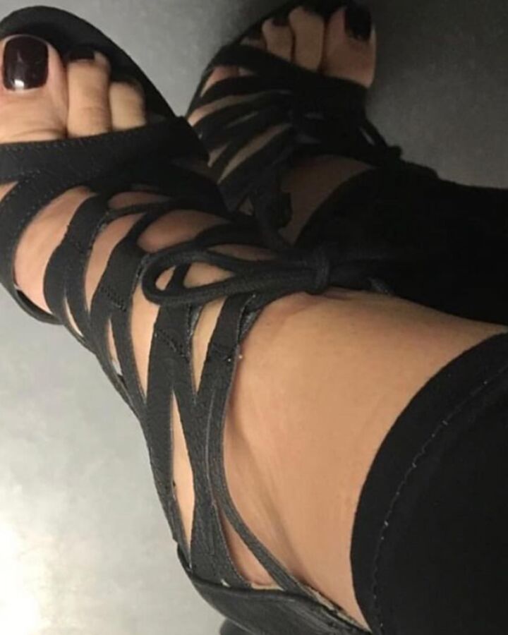 Creepshot Feet 8 of 10 pics