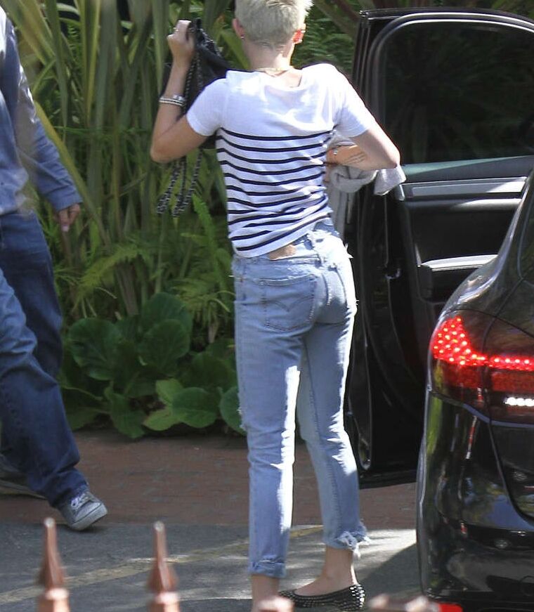 Miley Cyrus Goes into a Studio in Hollywood 4 of 4 pics