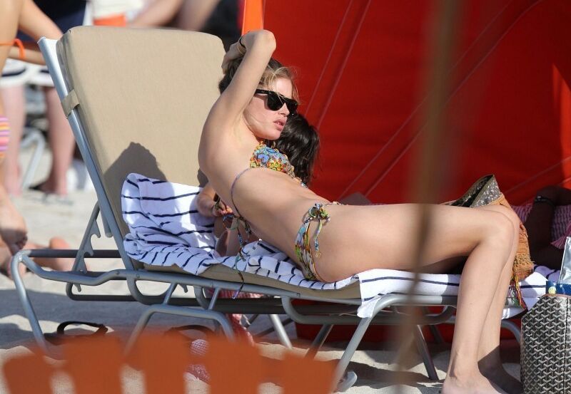 Doutzen Kroes - Bikini Candids in Miami 8 of 11 pics