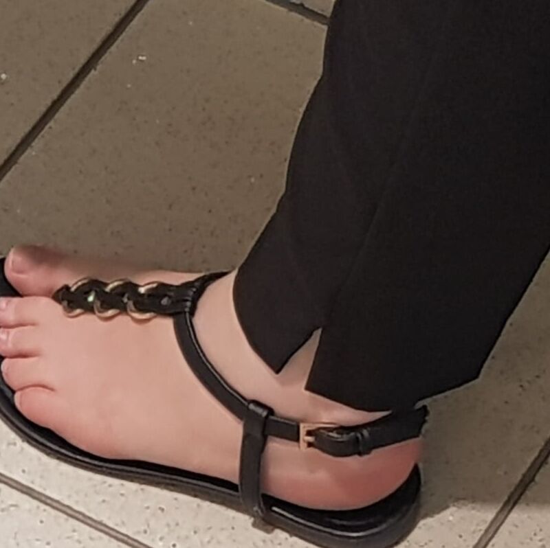 Creepshot Feet 1 of 10 pics