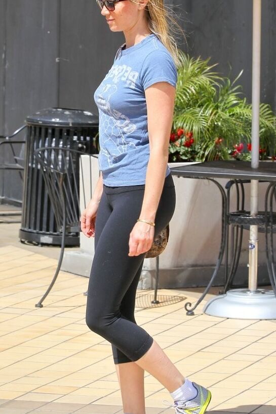 Amy Smart in Spandex out in Studio City 6 of 10 pics