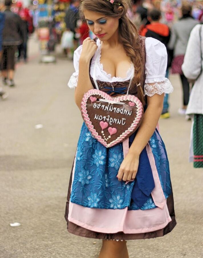 Fesche Madln im Dirndl zum Zweihundertsechzehnt`n 11 of 100 pics