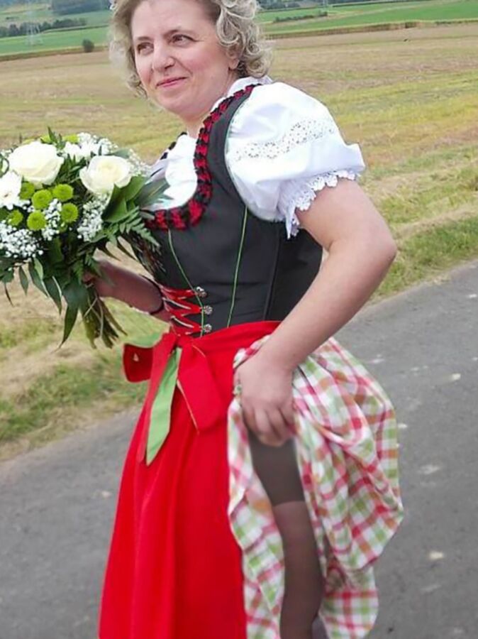 Fesche Madln im Dirndl zum Zweihundertsechzehnt`n 17 of 100 pics