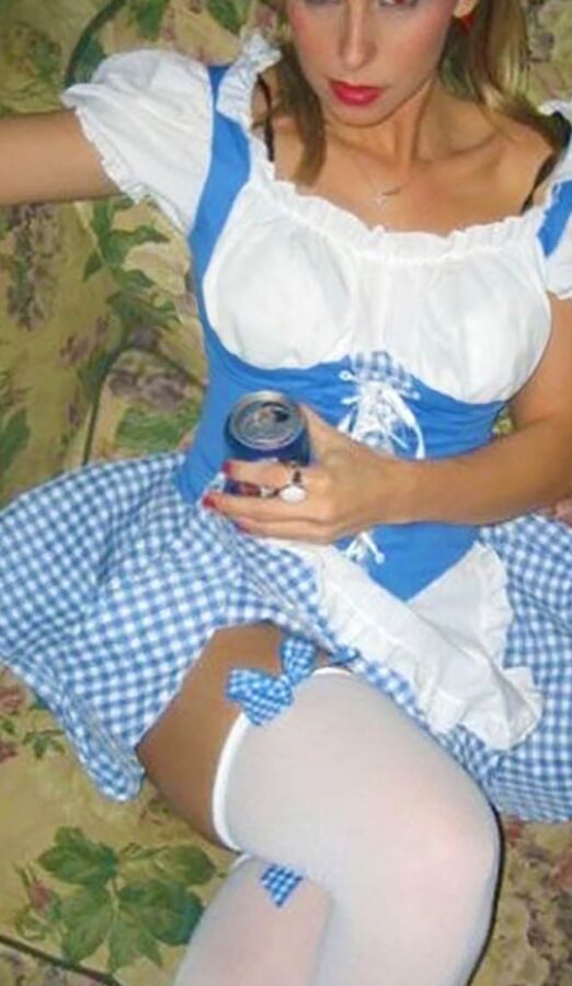 Fesche Madln im Dirndl zum Zweihundertfünfzehnt`n 7 of 100 pics