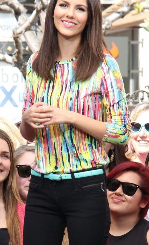 Victoria Justice and Maria Menounos on the set of Extra in LA 11 of 20 pics