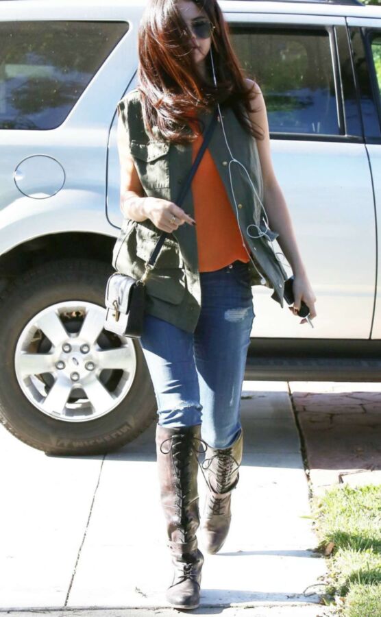 Selena Gomez in Tight Jeans going to meet a friend in Calabasas 4 of 11 pics