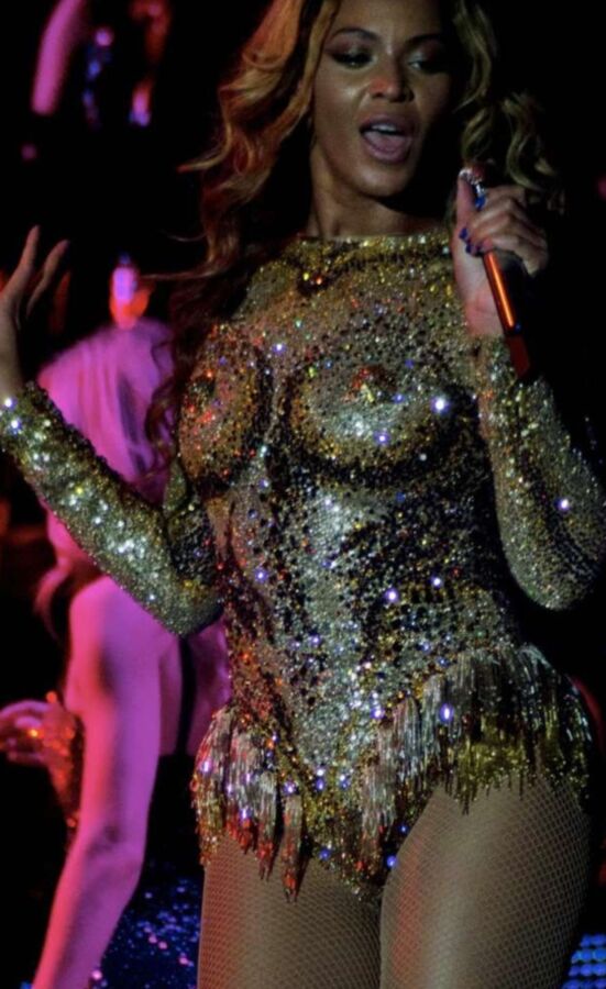 Beyonce Knowles Performing at the Kombank Arena in Belgrade 11 of 36 pics