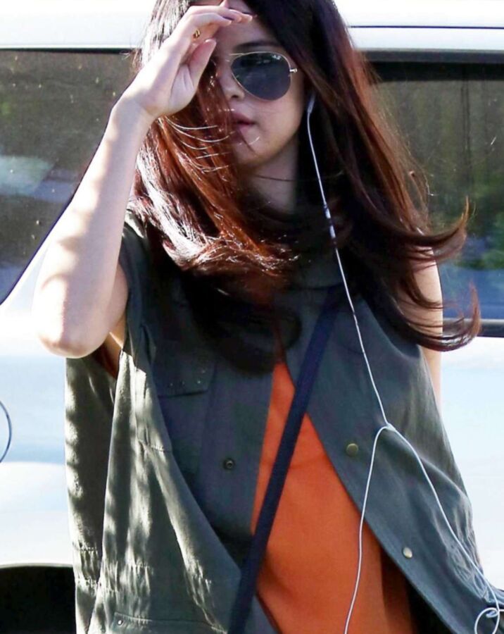 Selena Gomez in Tight Jeans going to meet a friend in Calabasas 5 of 11 pics