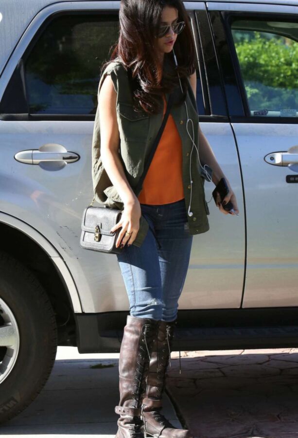 Selena Gomez in Tight Jeans going to meet a friend in Calabasas 1 of 11 pics