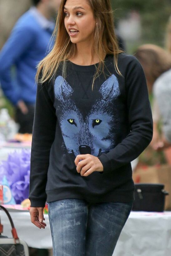 Jessica Alba at Cold Water Canyon Park in Los Angeles 5 of 5 pics