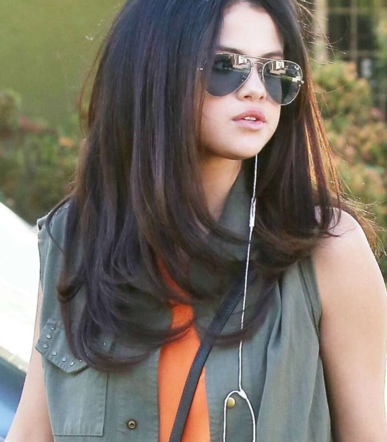 Selena Gomez in Tight Jeans going to meet a friend in Calabasas 11 of 11 pics