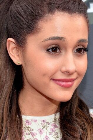 Ariana Grande Leggy at the MTV Movie Awards in Culver City 4 of 4 pics