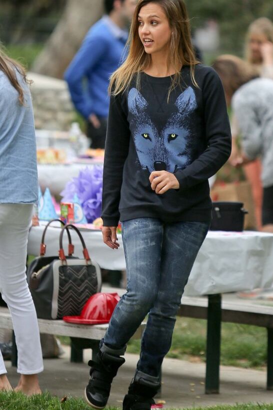 Jessica Alba at Cold Water Canyon Park in Los Angeles 1 of 5 pics