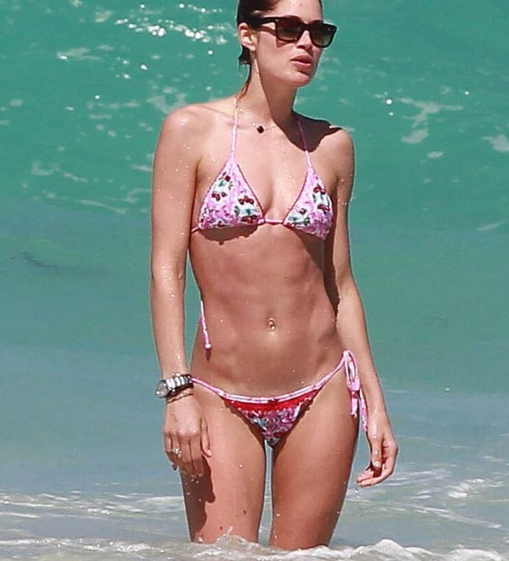 Doutzen Kroes Bikini Candids on the Beach in Miami 16 of 42 pics