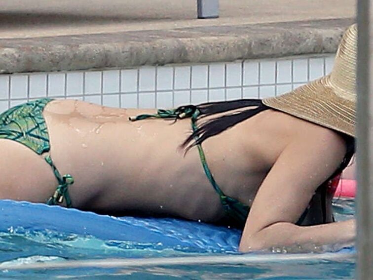 Bethenny Frankel at a Pool in a Green Bikini in Miami 7 of 12 pics