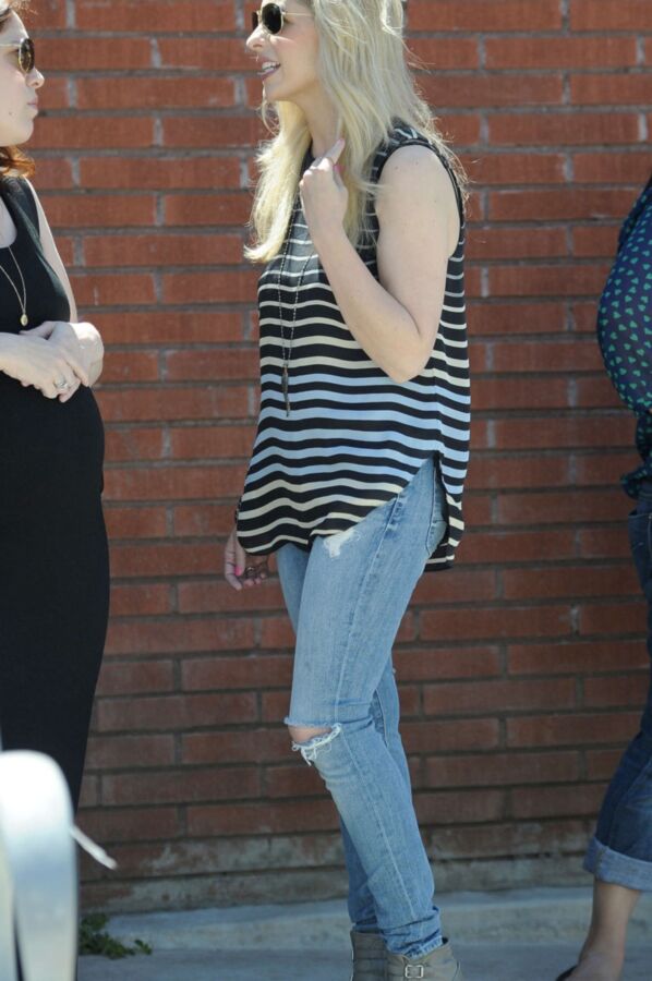 Sarah Michelle Gellar Out and About in Santa Monica 1 of 4 pics