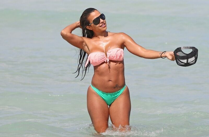 Vida Guerra in Bikini at the Beach with Friends 21 of 35 pics