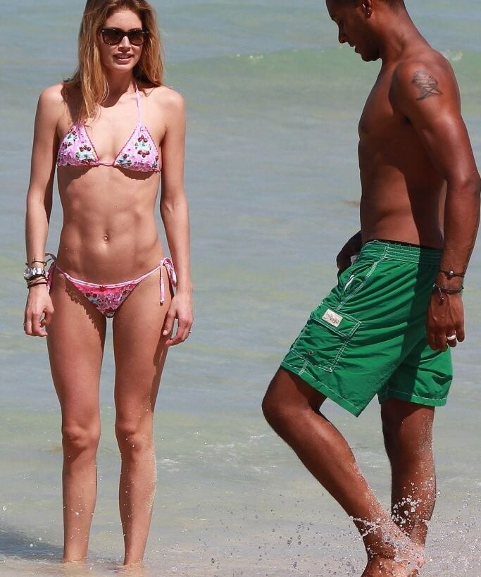 Doutzen Kroes Bikini Candids on the Beach in Miami 15 of 42 pics