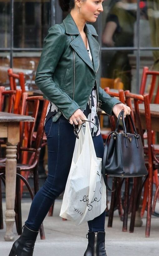 Olivia Munn Leaving Her Hotel In New York 7 of 8 pics