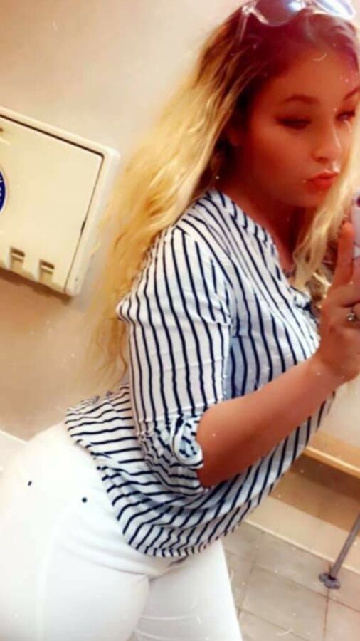 Sexy thick blonde teen Danielle 2 of 7 pics