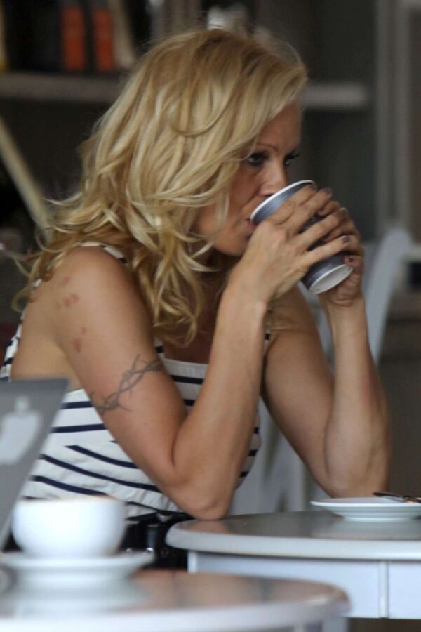 Pamela Anderson at Cafe Luxxe in Santa Monica 4 of 8 pics