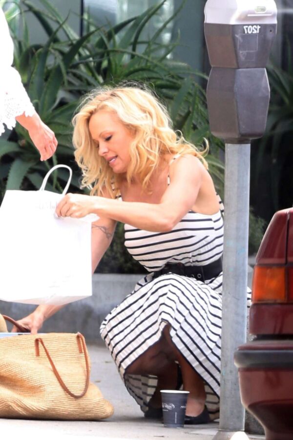 Pamela Anderson at Cafe Luxxe in Santa Monica 6 of 8 pics