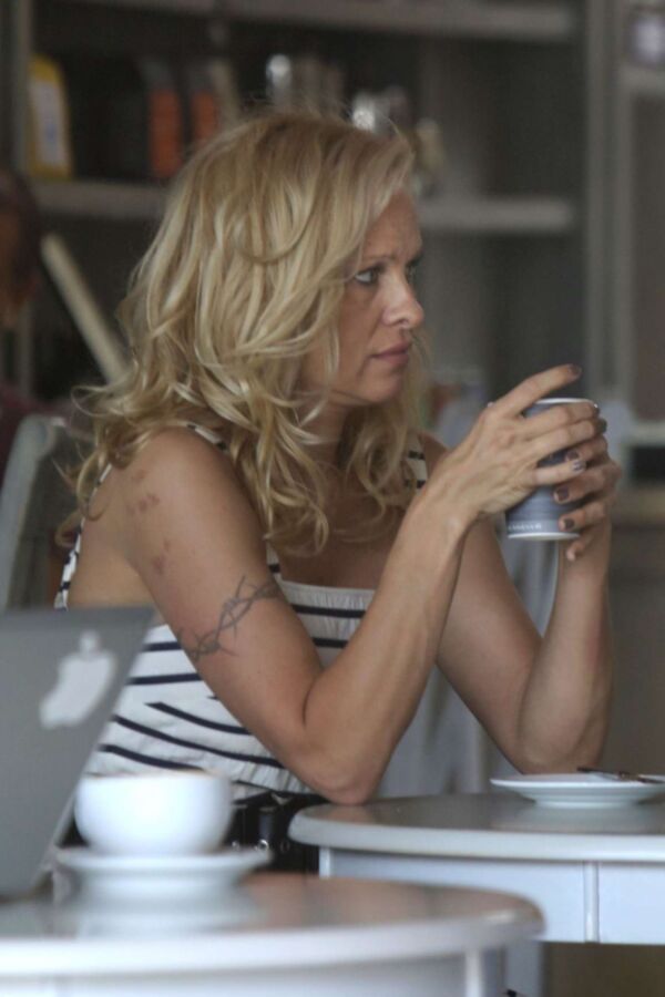 Pamela Anderson at Cafe Luxxe in Santa Monica 5 of 8 pics