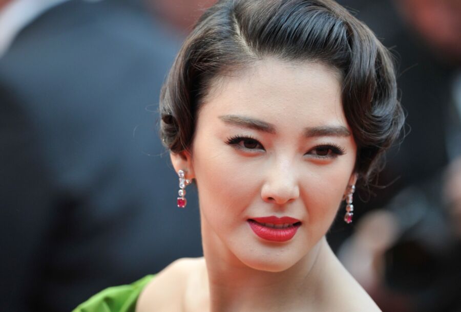 Zhang Yuqi at Premiere of "The Great Gatsby" in Cannes 12 of 18 pics