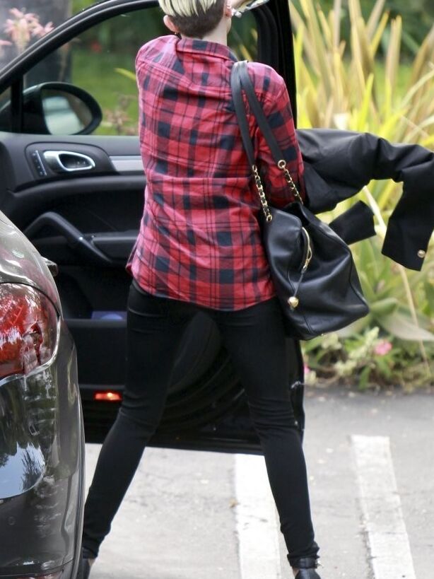 Miley Cyrus Arriving at Hard Work Studio in Los Angeles 2 of 6 pics