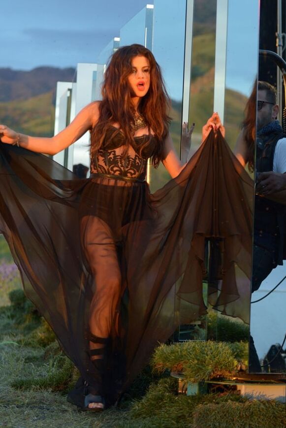 Selena Gomez in "Come and Get it" Filming Pics 17 of 37 pics