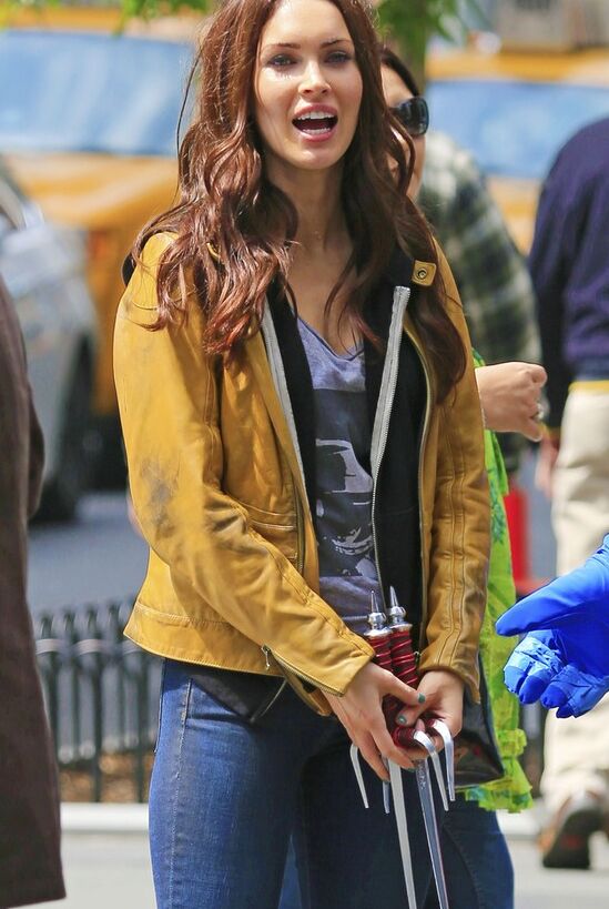 Megan Fox, Booty in Jeans on the Set of TMNT in New York 5 of 7 pics