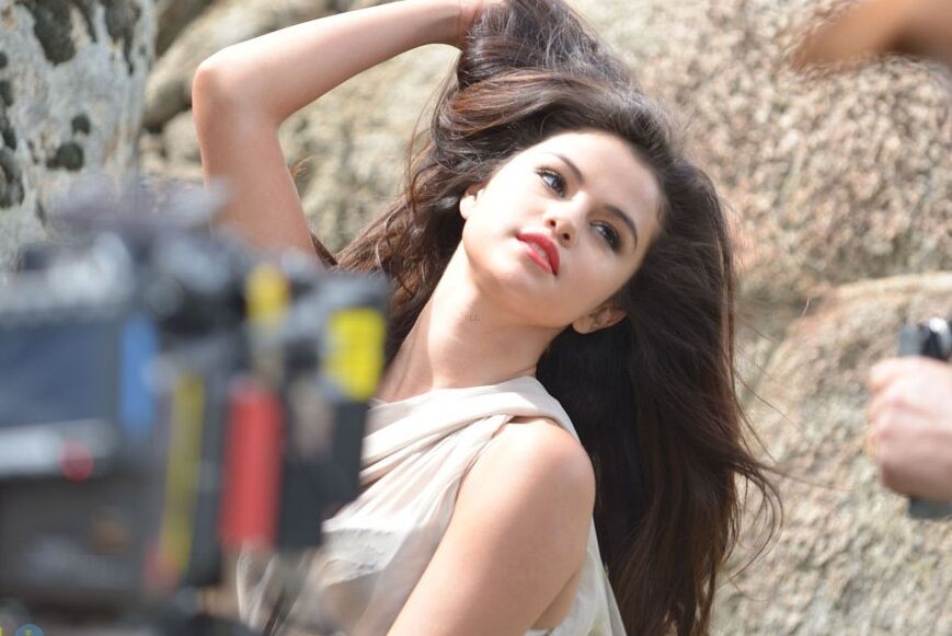 Selena Gomez in "Come and Get it" Filming Pics 24 of 37 pics