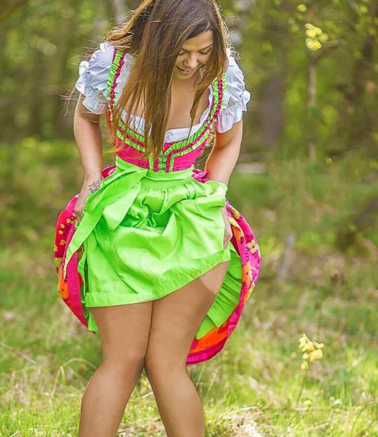 Fesche Madln im Dirndl zum Zweihundertachtzehnt`n 11 of 100 pics