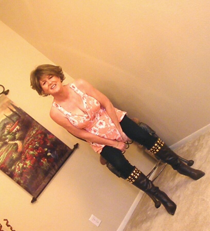 Sensuous and sexy gilf in boots 6 of 73 pics