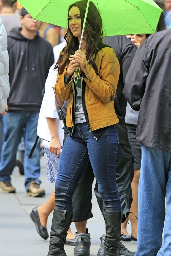 Megan Fox, Booty in Jeans on the Set of TMNT in New York 3 of 7 pics