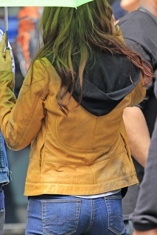 Megan Fox, Booty in Jeans on the Set of TMNT in New York 2 of 7 pics