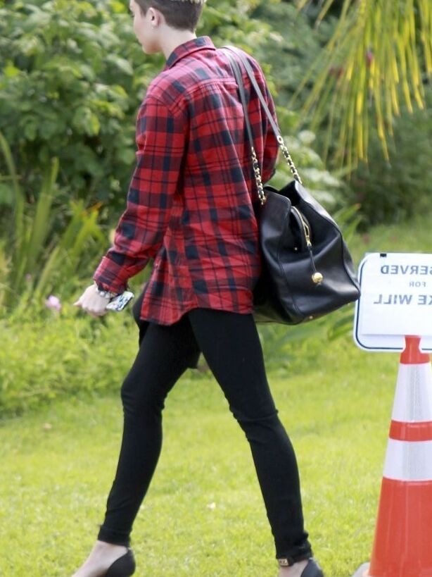 Miley Cyrus Arriving at Hard Work Studio in Los Angeles 5 of 6 pics