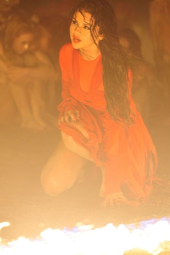 Selena Gomez in "Come and Get it" Filming Pics 7 of 37 pics