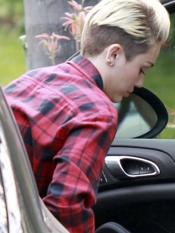 Miley Cyrus Arriving at Hard Work Studio in Los Angeles 3 of 6 pics